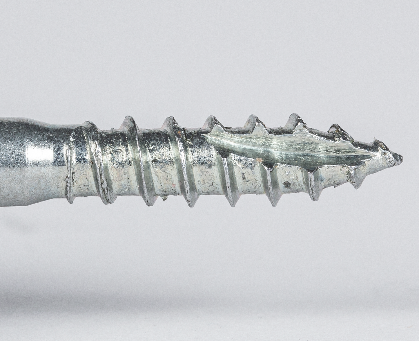 Ringisolator mit selbstschneidendem Holzgewinde