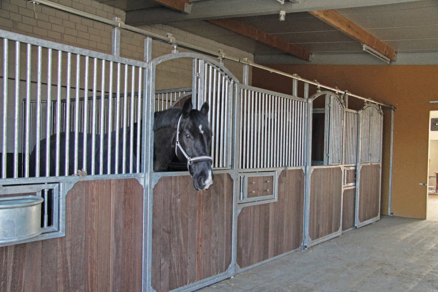 Frontwand Nabila mit geschwungener Schiebetür