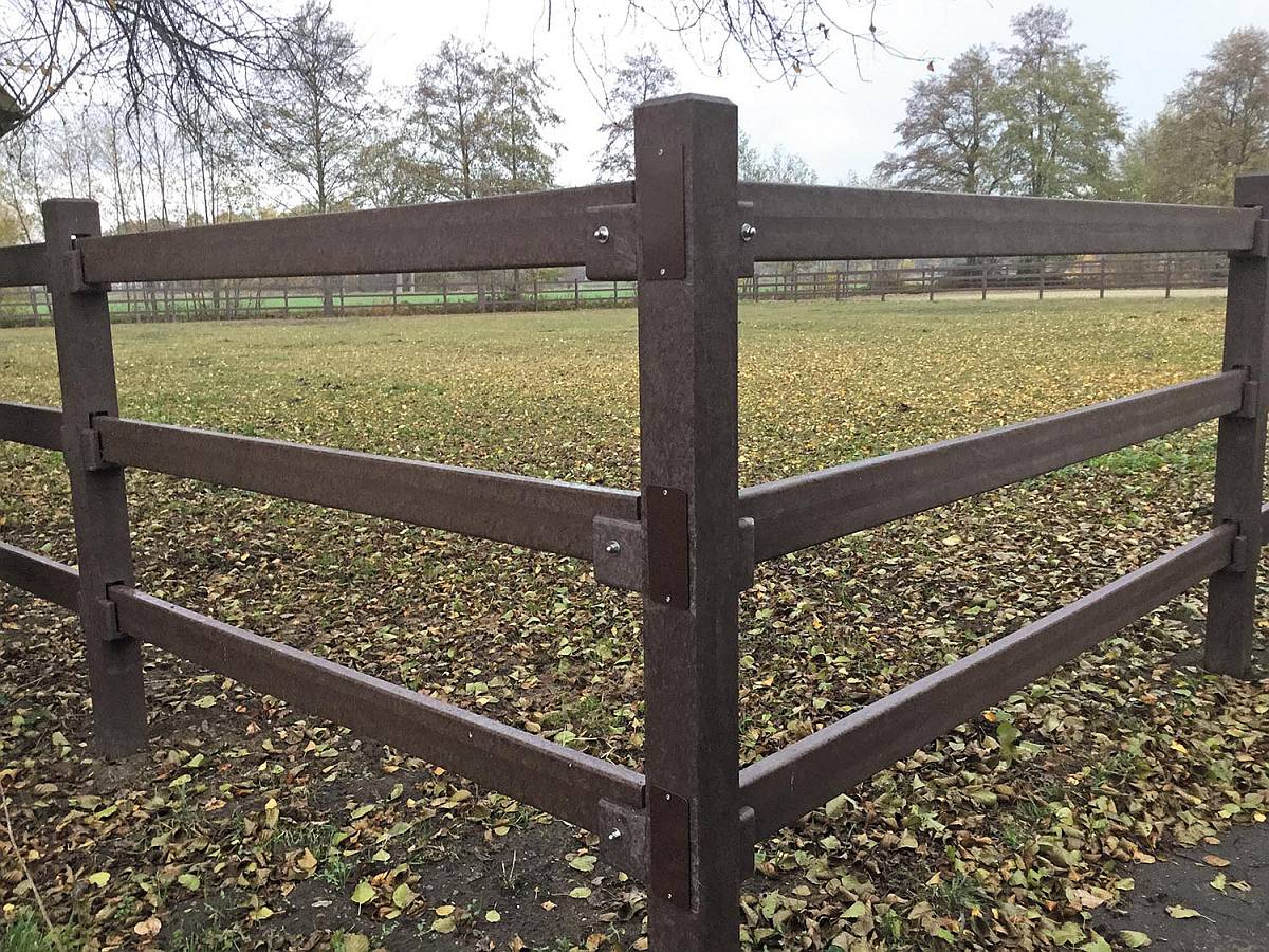 Zaunsystem Karja mit Aufnahme für 3 Querriegel