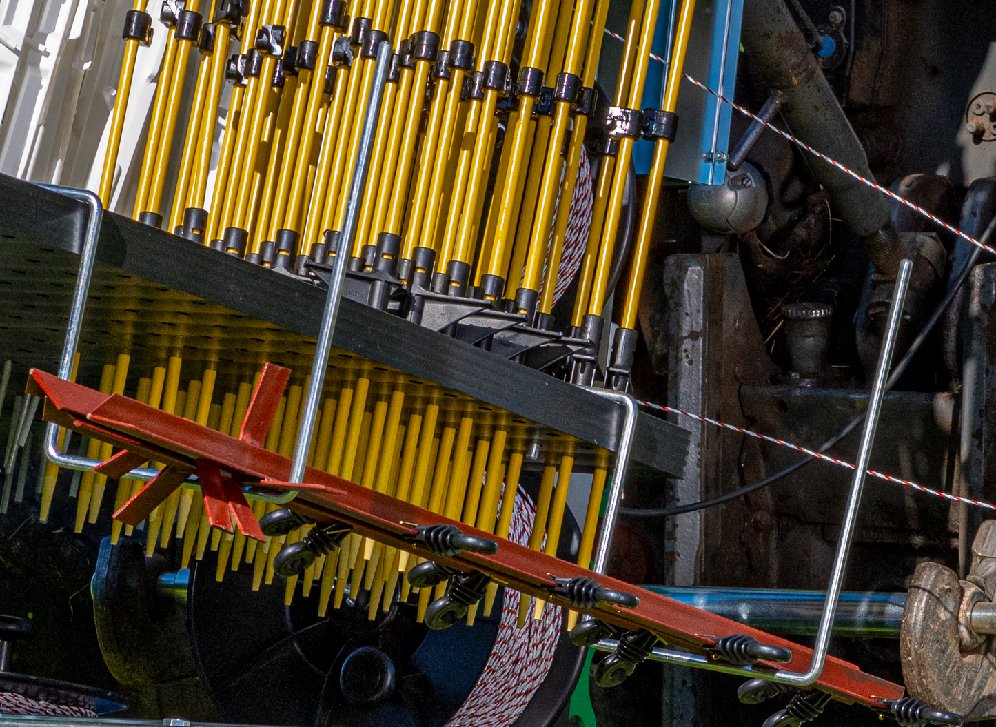 Tornado Master 5.0 Weidezaunmaschine für bis zu 5-reihige Zäune mit 3-Punkt Aufnahme