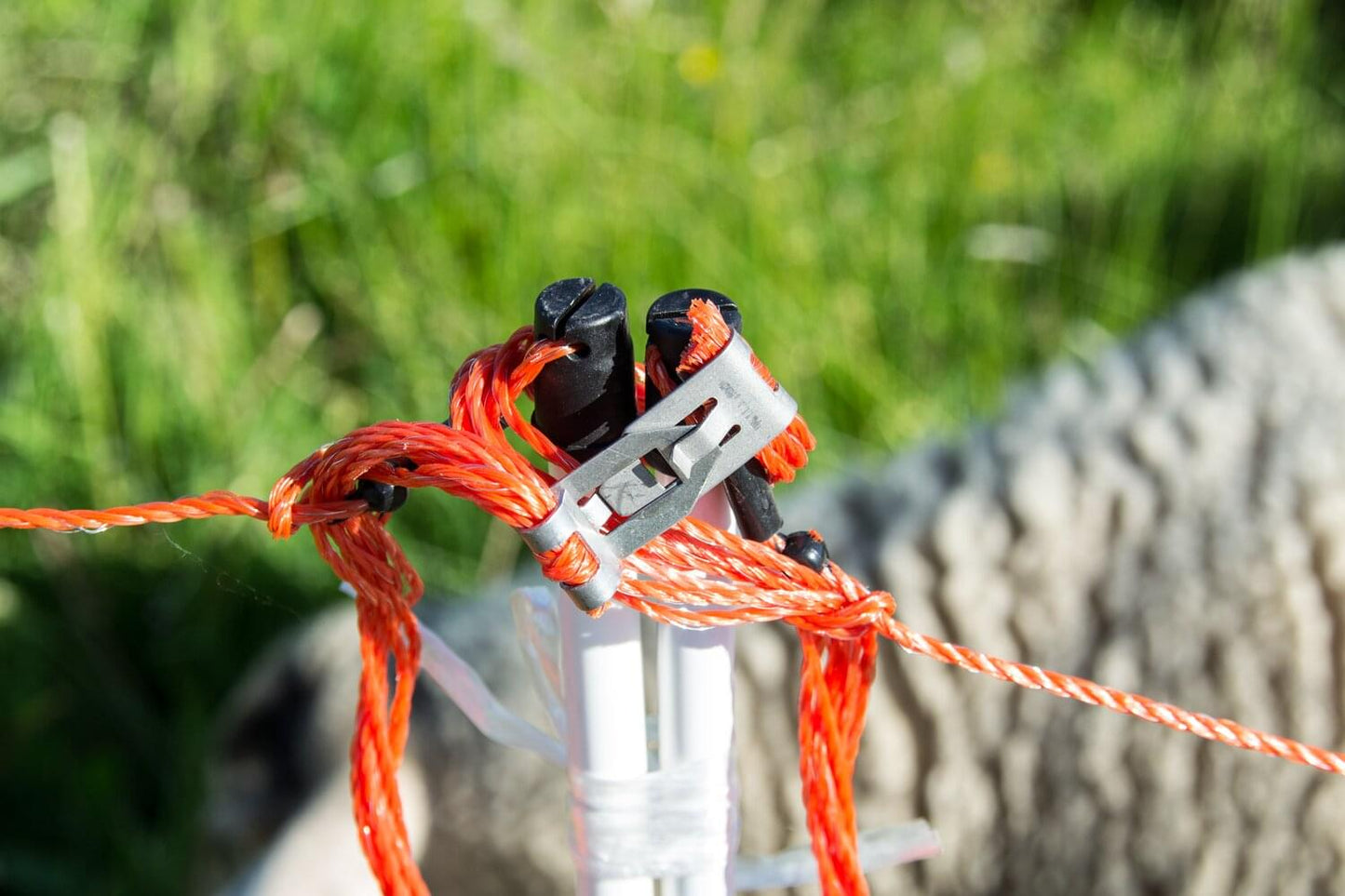 Schafnetz farmer®| PVC Pfähle| 90 cm hoch | 50 m lang | elektrifizierbar | Doppelspitze