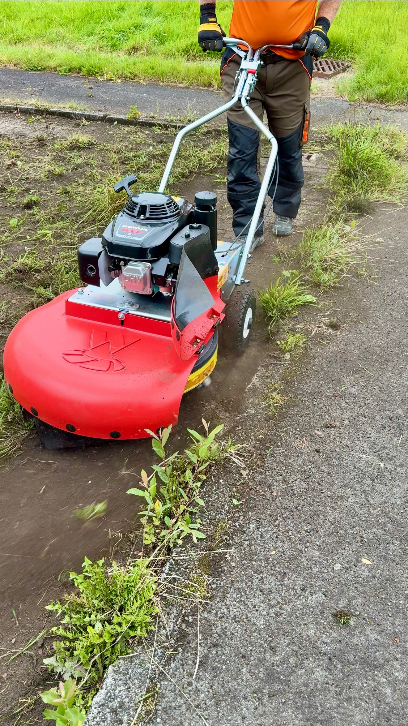 Wildkrautbürste WKB 660 mit Industrie-Benzinmotor Honda GXV160