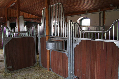 Frontwand Buchela geschwungen