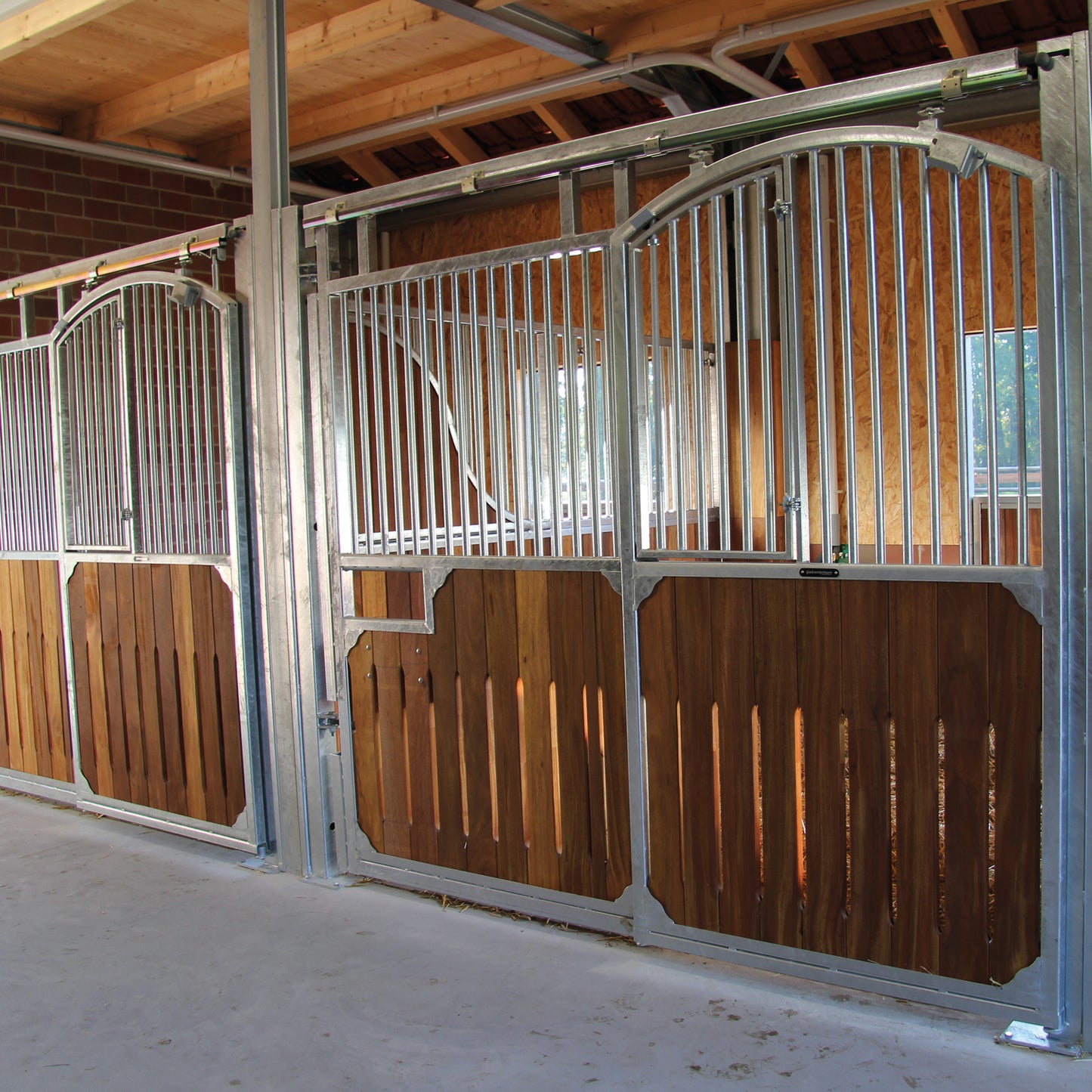 Frontwand Nabila mit geschwungener Schiebetür