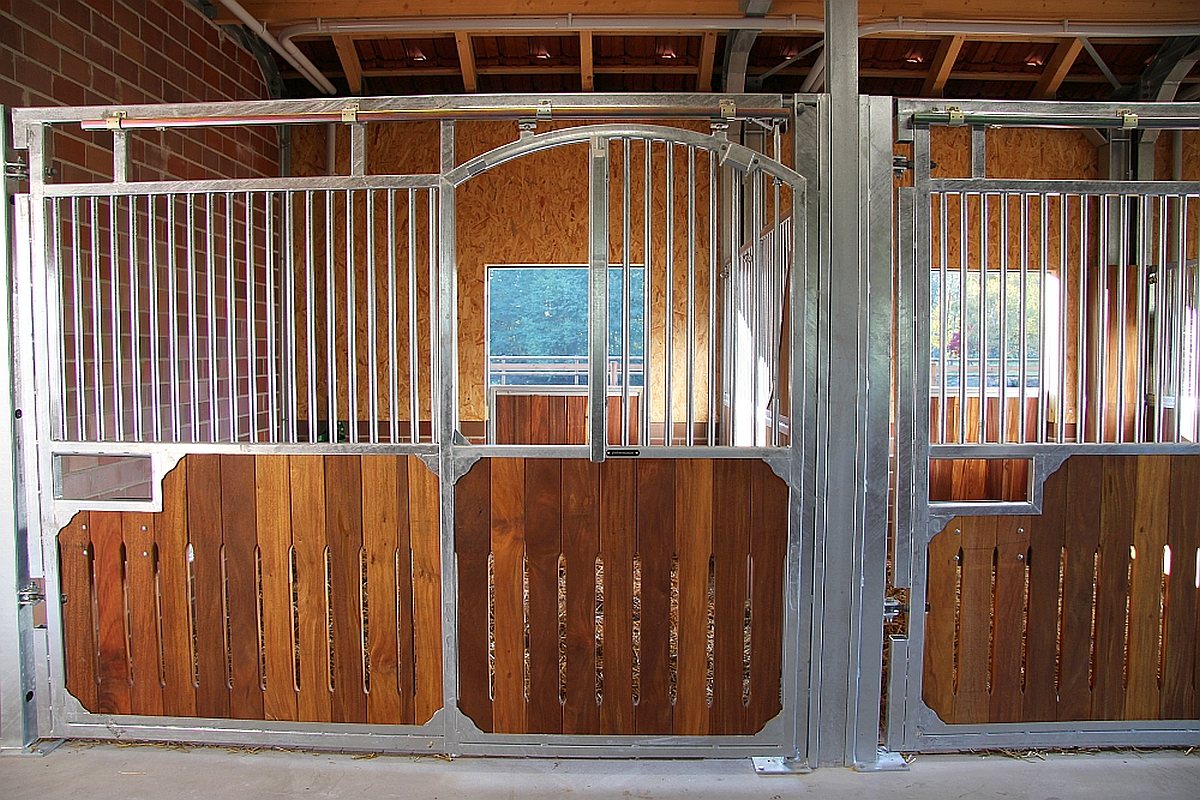 Frontwand Nabila mit geschwungener Schiebetür