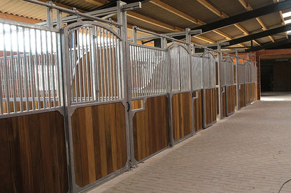 Frontwand Nabila mit geschwungener Schiebetür