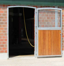 Stalltür mit Bogen