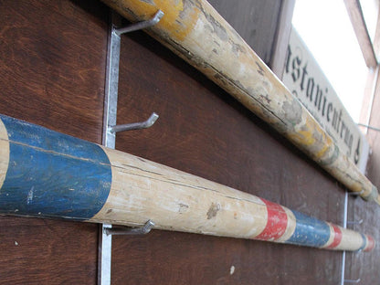 Regal für Hindernisstangen